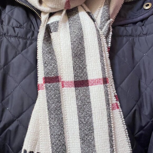 Elegant Burberry Check 100% Cashmere Scarf – Timeless Style - Picture 3 of 13